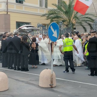 Funerali di Beatrice, l'Omelia del Vescovo Suetta: "Quando ogni amore fallisce, l’amore di Dio rimane fedele"