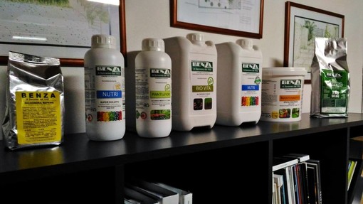 Per il tuo verde solo fertilizzanti Benza: ecco i concimi liquidi e solidi prodotti e formulati dalla ditta specializzata nel settore del giardinaggio
