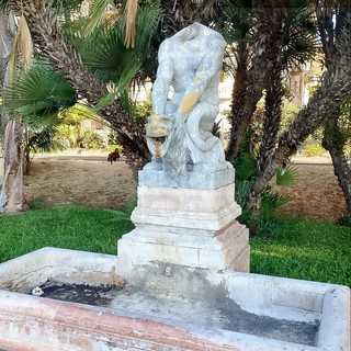 Fontana del Fauno vandalizzata e segnalazione del comitato Pat: il Comune conferma la denuncia e annuncia il restauro (Foto) Fontana del Fauno vandalizzata e segnalazione del comitato Pat: il Comune conferma la denuncia e annuncia il restauro (Foto)
