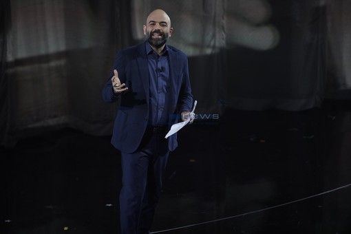 Roberto Saviano sul palco dell'Ariston