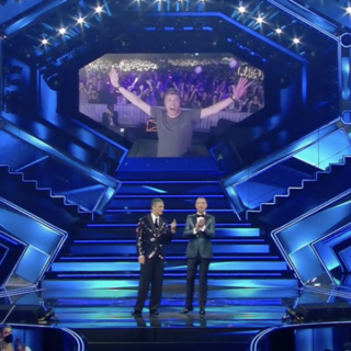 L'omaggio a Claudio Coccoluto dal palco dell'Ariston L'omaggio a Claudio Coccoluto dal palco dell'Ariston