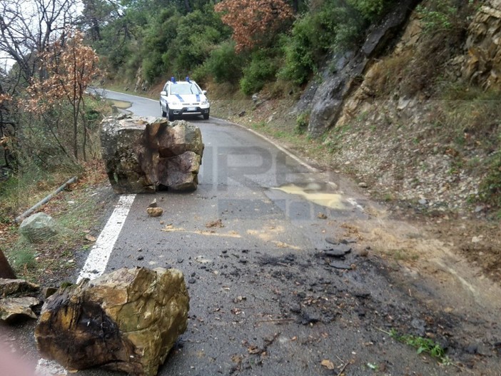 Sanremo: primo smottamento di terreno per le piogge, chiusa strada Monte Ortigara tra Coldirodi e San Romolo (Foto) Sanremo: primo smottamento di terreno per le piogge, chiusa strada Monte Ortigara tra Coldirodi e San Romolo (Foto)