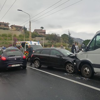 Frontale tra Ospedaletti e Bordighera, coinvolti un'auto e un furgone. Un ferito e traffico in tilt (Foto)