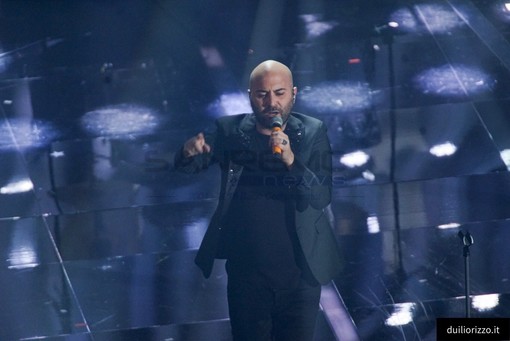 Giuliano Sangiorgi ieri durante l'esibizione