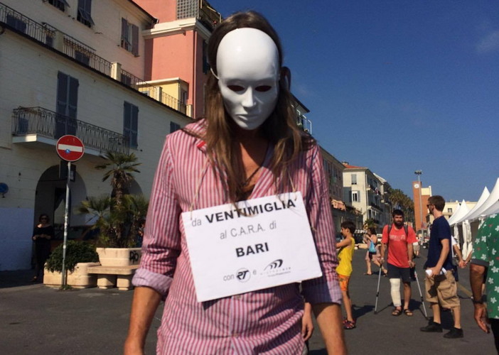 Imperia: domenica scorsa tra le bancarelle di San Giovanni un flash mob per i migranti a Ventimiglia Imperia: domenica scorsa tra le bancarelle di San Giovanni un flash mob per i migranti a Ventimiglia
