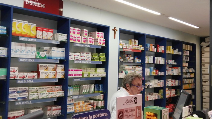 Sanremo: crocifisso in farmacia e foto su Facebook, esplodono le condivisioni "Ed ora faccio anche il Presepe"