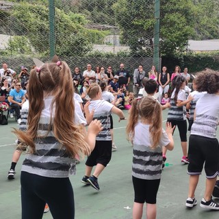 Ventimiglia: canti e danze per la festa di fine anno della Scuola Primaria di Roverino Ventimiglia: canti e danze per la festa di fine anno della Scuola Primaria di Roverino