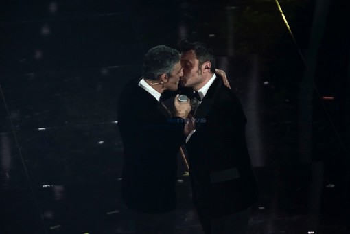 Un bacio tra Fiorello e Tiziano Ferro a Sanremo: "C'è del bacismo, qui!