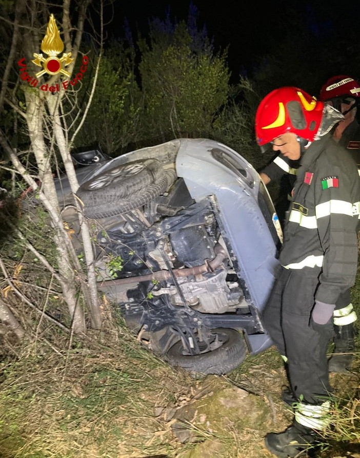 Soldano: finisce fuoristrada con l'auto ma riporta lievi ferite, intervento del 118 e dei VVF (Foto)