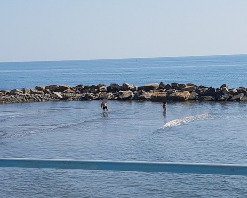 Santo Stefano al Mare: vanno a fare il bagno nonostante i divieti, se la cavano con una ramanzina del Sindaco (Foto)