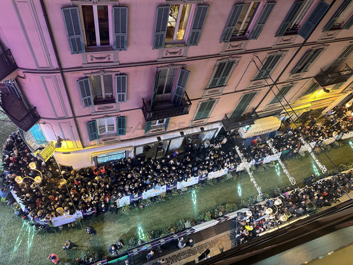 Manca poco al Green Carpet: in migliaia aspettano la sfilata dei 30 artisti in gara (Foto)