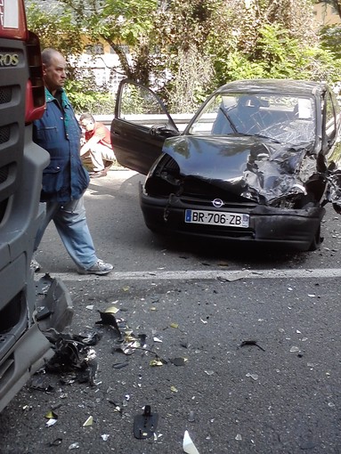 Pontedassio: scontro frontale tra due auto sulla statale 28, due feriti lievi