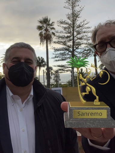 Il sindaco Biancheri e l'assessore Faraldi testano il filtro Instagram per il Festival di Sanremo