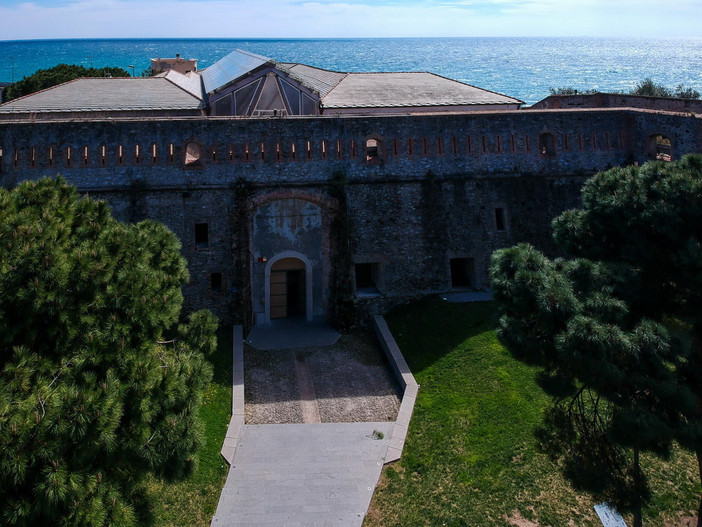 Forte di Santa Tecla, giovedì 20 agosto “Protocollo Pavla”: musica elettronica, voce e immagini nella mostra “Ruins” Forte di Santa Tecla, giovedì 20 agosto “Protocollo Pavla”: musica elettronica, voce e immagini nella mostra “Ruins”