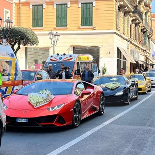Ventimiglia: macchine sportive, palloncini bianchi e 500 persone per dare l'ultimo saluto al 17enne Gabriele Iaria