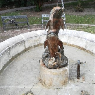 Sanremo: intervento del Comune e fontana di Villa del Sole ripulita, era stata vandalizzata sabato