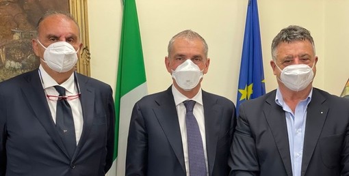 Il presidente Silb Liguria Fasciolo, a sinistra, col sottosegretario Costa e il presidente Silb nazionale Pasca Il presidente Silb Liguria Fasciolo, a sinistra, col sottosegretario Costa e il presidente Silb nazionale Pasca
