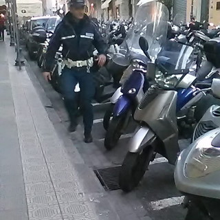 Sanremo: fa 'filotto' con gli scooter parcheggiati in via XX Settembre e fugge via, ma viene rintracciato Sanremo: fa 'filotto' con gli scooter parcheggiati in via XX Settembre e fugge via, ma viene rintracciato