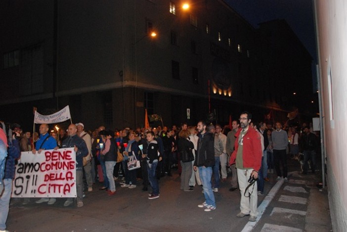 Imperia: oltre 500 persone alla fiaccolata pro Agnesi, un urlo su tutti "La pasta deve rimanere a Imperia"