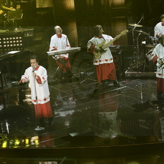 Sanremo 2013: la 'coppa' della serata è per Elio e le storie Tese e il giovane Enzo Rubino