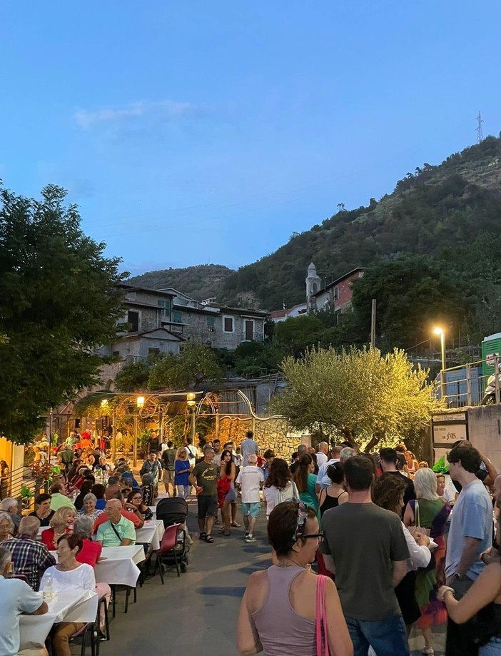 Vallecrosia, la Festa del basilico anima il centro storico (Foto) Vallecrosia, la Festa del basilico anima il centro storico (Foto)