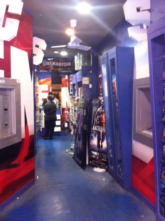 Furto con scasso alla videoteca Cinemastore di Ventimiglia, migliaia di euro tra consolle e giochi sottratti nella notte Furto con scasso alla videoteca Cinemastore di Ventimiglia, migliaia di euro tra consolle e giochi sottratti nella notte