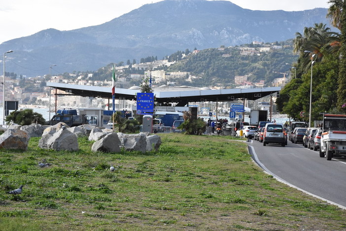 Il Direttore della Sanità francese conferma: "Chiudere i confini non serve, dobbiamo monitorare chi arriva da Lombardia e Veneto"