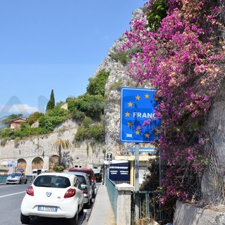Ventimiglia: ancora bloccati sulle rocce di Ponte San Luigi i due migranti, arriverà l'elicottero per salvarli