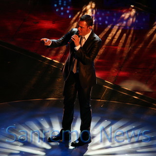Tiziano Ferro sul palco dell'Ariston nel 2007