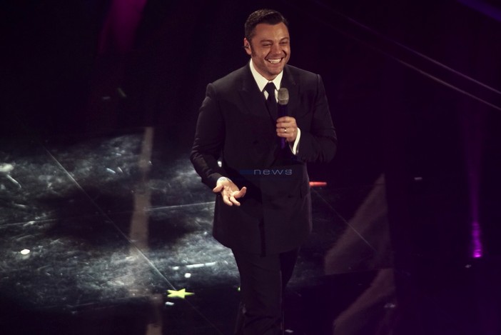 Sanremo, Tiziano Ferro inaugura il Festival: sarà lui il super ospite della prima serata Sanremo, Tiziano Ferro inaugura il Festival: sarà lui il super ospite della prima serata