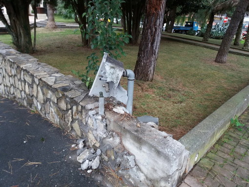 Bordighera: camion trancia tubo del gas in via Pasteur, intervento dei Vvf e strada chiusa per alcuni minuti