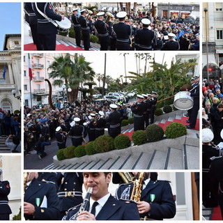 Sanremo: dopo la sfilata delle bande, il Casinò preso d'assalto per seguire il concerto della Fanfara della Marina (Foto e Video)