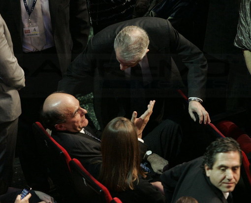 Costanzo talk: fischi per Bersani, applausi per Scajola Costanzo talk: fischi per Bersani, applausi per Scajola