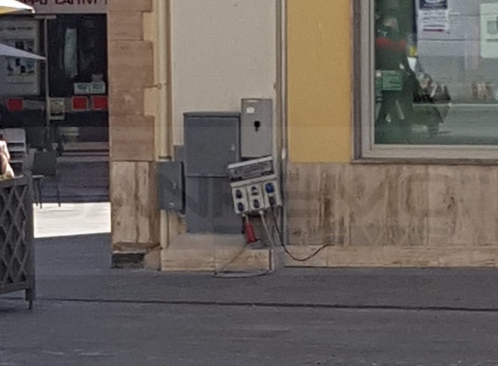 Sanremo: pannelli con la corrente trifase in piazza Borea D'Olmo, commercianti ne chiedono la rimozione (Foto) Sanremo: pannelli con la corrente trifase in piazza Borea D'Olmo, commercianti ne chiedono la rimozione (Foto)