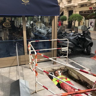 Montecarlo: operaio fa la pennichella nella buca, la foto di Briatore fa il giro del web Montecarlo: operaio fa la pennichella nella buca, la foto di Briatore fa il giro del web