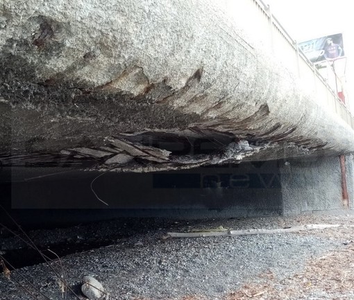 Sanremo: cemento 'sfogliato' e armatura 'a vista' alla foce del torrente San Romolo, serve manutenzione (Foto)