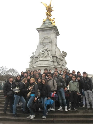 Valigie pronte per gli studenti della classe quinta sezione Amministrazione, Finanza e Marketing dell'Istituto "Fermi" di Ventimiglia