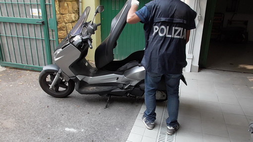 Sanremo: sequestrati dalla Polizia di Stato due scooter rubati, armi abusivamente detenute e una bomba a mano, denunciato un pluripregiudicato Sanremo: sequestrati dalla Polizia di Stato due scooter rubati, armi abusivamente detenute e una bomba a mano, denunciato un pluripregiudicato