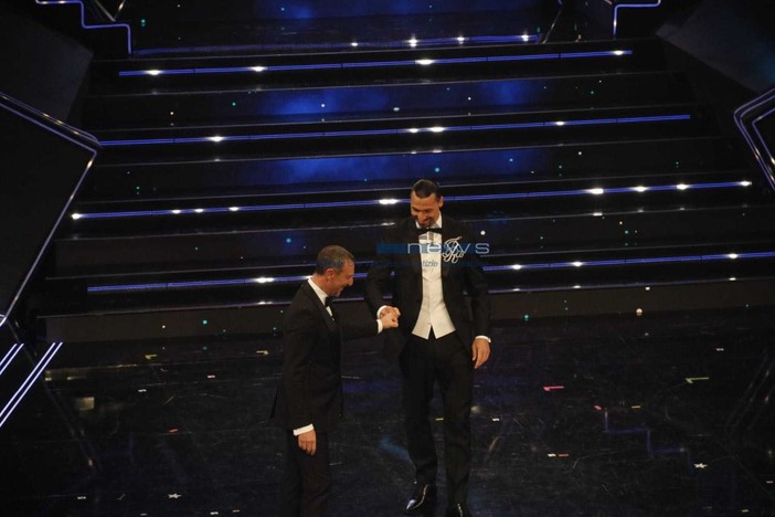 Zlatan Ibrahimović porta le regole del suo Festival sul palco dell'Ariston: “Sono io il direttore” Zlatan Ibrahimović porta le regole del suo Festival sul palco dell'Ariston: “Sono io il direttore”