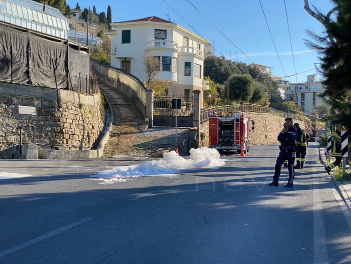 Sanremo: fuga di gas dall'asfalto all'incrocio con via Duca d'Aosta, chiusa l'Aurelia