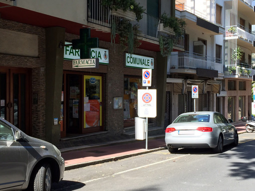 Ospedaletti: cliente 83enne sventa una rapina alla farmacia comunale, intervengono i CC e al momento nessuna traccia del rapinatore Ospedaletti: cliente 83enne sventa una rapina alla farmacia comunale, intervengono i CC e al momento nessuna traccia del rapinatore