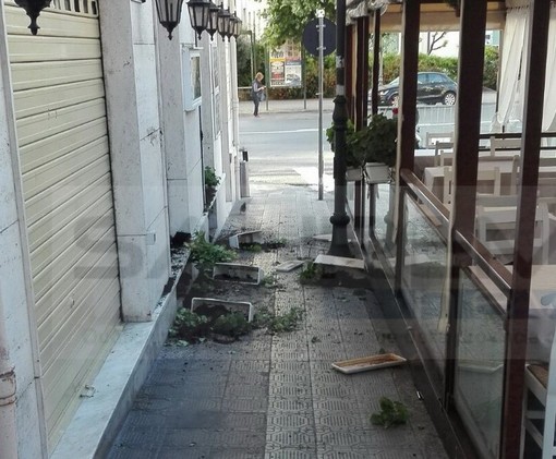 Sanremo: vandali in azione questa notte in via XX Settembre, rovesciate le fioriere di un dehor Sanremo: vandali in azione questa notte in via XX Settembre, rovesciate le fioriere di un dehor