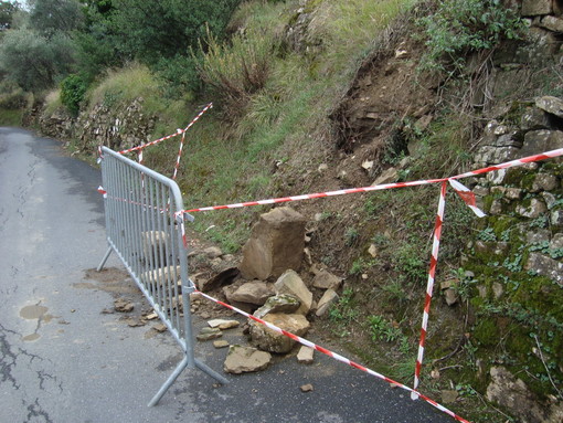 Diano Marina: crolla un muretto sulla strada per la frazione Muratori Diano Marina: crolla un muretto sulla strada per la frazione Muratori