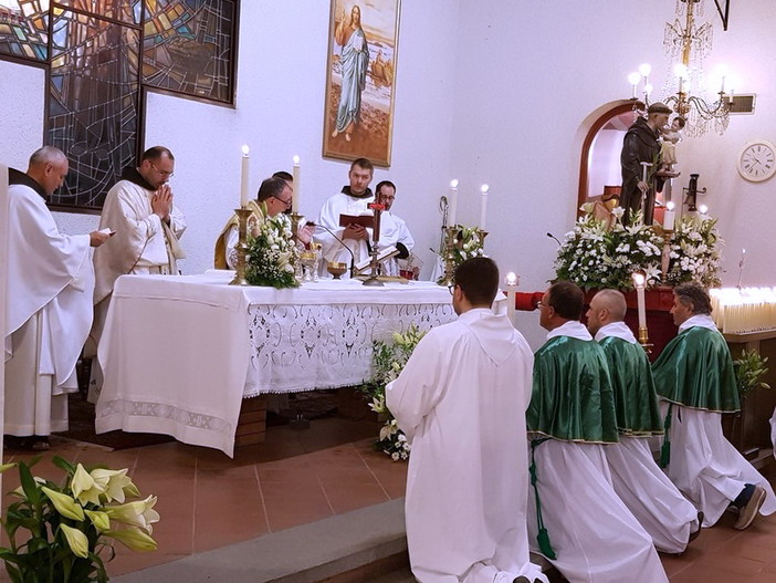Bordighera: ieri sera la Santa Messa a conclusione dei festeggiamenti di Sant’Antonio (Foto) Bordighera: ieri sera la Santa Messa a conclusione dei festeggiamenti di Sant’Antonio (Foto)