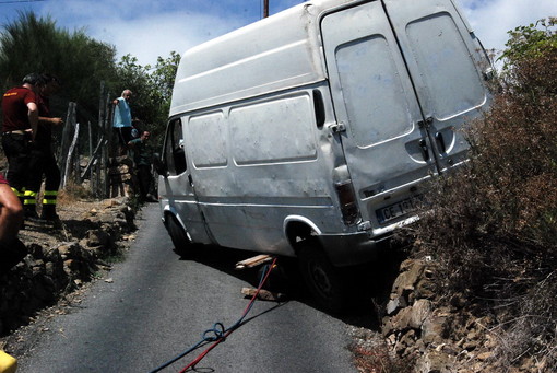 Sanremo: furgone in bilico in via Bonmoschetto, Vigili del Fuoco in azione per rimetterlo in strada Sanremo: furgone in bilico in via Bonmoschetto, Vigili del Fuoco in azione per rimetterlo in strada