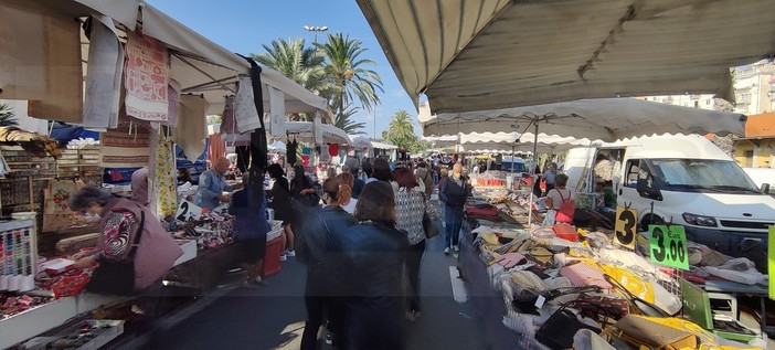 Sanremo, sospese le rimozioni per lavaggio strade in occasione della fiera di ottobre Sanremo, sospese le rimozioni per lavaggio strade in occasione della fiera di ottobre