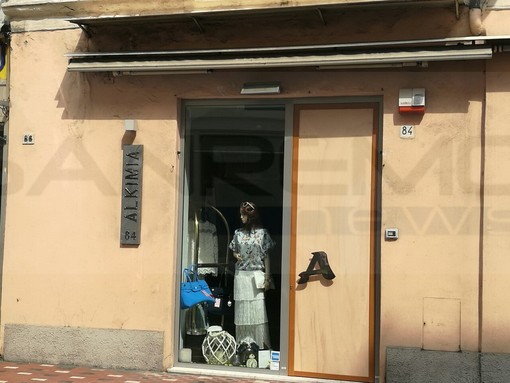 Bordighera: furto con spaccata questa notte da 'Alkimia' sull'Aurelia, i Carabinieri fermano subito il ladro Bordighera: furto con spaccata questa notte da 'Alkimia' sull'Aurelia, i Carabinieri fermano subito il ladro
