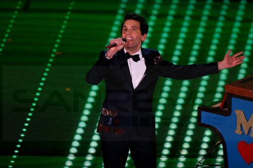 #Festival2017: tutti pazzi per Mika, è lui la vera star. Fino alle 4 per aspettarlo in mezzo alla 'movida' (Video)