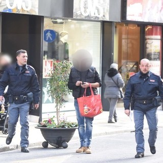 Sanremo: furto di un paio di scarpe da 70 euro all'Ovs, fermato dal personale interno e denunciato (Foto)