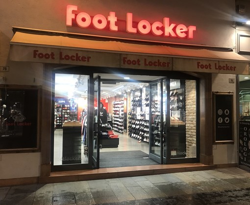 Il negozio Foot Locker in via Matteotti